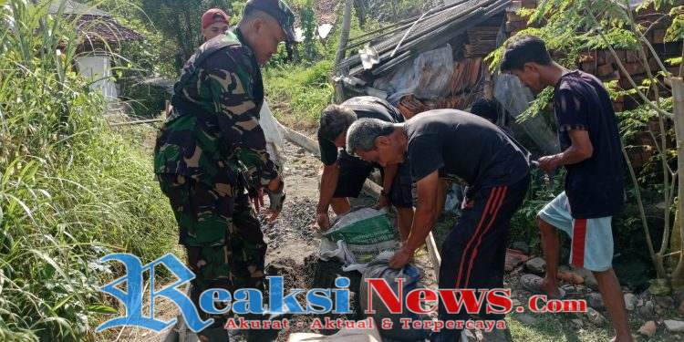 Serka Didik Susanto Koramil 2203/Warungkiara Dampingi Bakti Rapat Beton Program DD di Bantargadung Girang