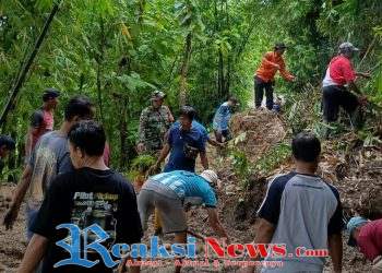 Babinsa Bantarkalong Sertu H. Agus Ramdani Koramil 2203/Warungkiara Bersama Warga Gotong Royong Bersihkan Material Longsor