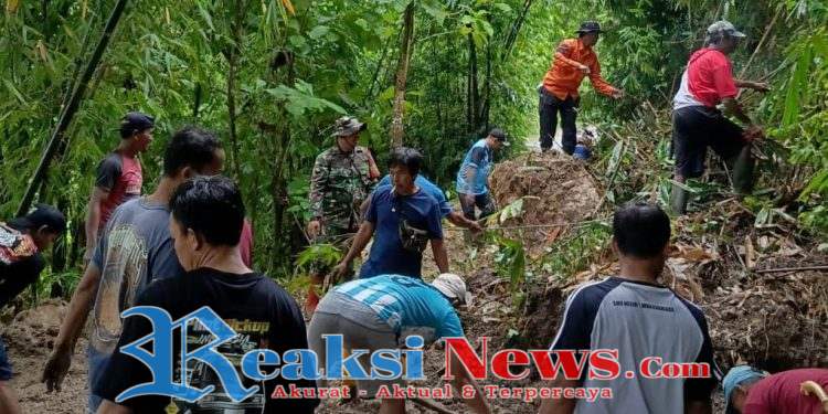 Babinsa Bantarkalong Sertu H. Agus Ramdani Koramil 2203/Warungkiara Bersama Warga Gotong Royong Bersihkan Material Longsor