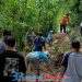 Babinsa Bantarkalong Sertu H. Agus Ramdani Koramil 2203/Warungkiara Bersama Warga Gotong Royong Bersihkan Material Longsor
