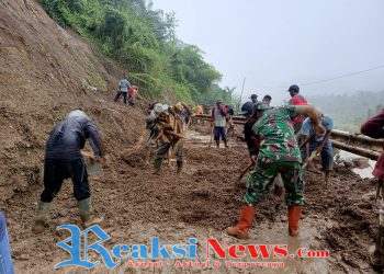 Babinsa Bantarkalong Sertu H. Agus Ramdani Koramil 2203/Warungkiara Bersama Warga Bersihkan Material Longsor di Jalan Jembatan Cilalay
