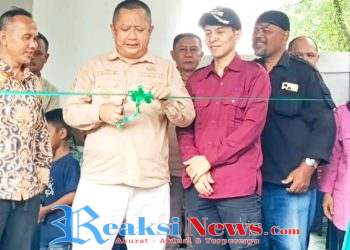 Gunting Pita Dan Penyerahan Kunci Oleh Camat Lembursitu Tanda di Resmikanya Posyandu Alamada 7D