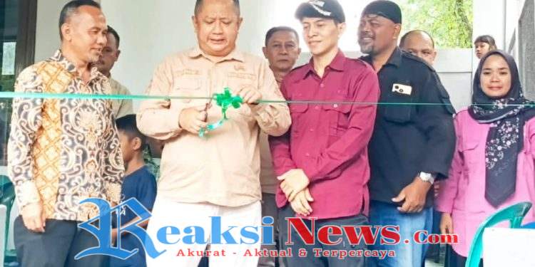 Gunting Pita Dan Penyerahan Kunci Oleh Camat Lembursitu Tanda di Resmikanya Posyandu Alamada 7D