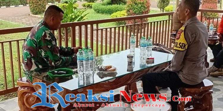 Perkuat Sinergitas, Danramil 2203/Warungkiara Laksanakan Komsos Bersama Kapolsek Warungkiara
