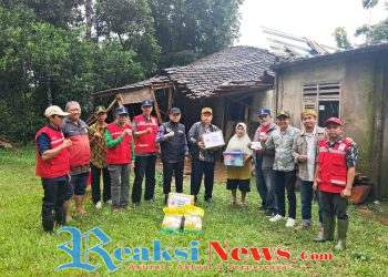 Lapuk dimakan usia, rumah milik Ade di Kp. Kubang roboh. Yudi Camat Lembursitu dan PMI Kota Sukabumi merespon cepat memberikan bantuan