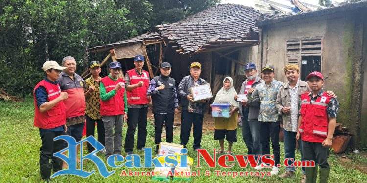 Lapuk dimakan usia, rumah milik Ade di Kp. Kubang roboh. Yudi Camat Lembursitu dan PMI Kota Sukabumi merespon cepat memberikan bantuan