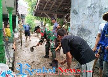 Sertu Iyan Koramil 2203/Warungkiara Pimpin Jumat Bersih Bersama Warga Desa Bojonggaling