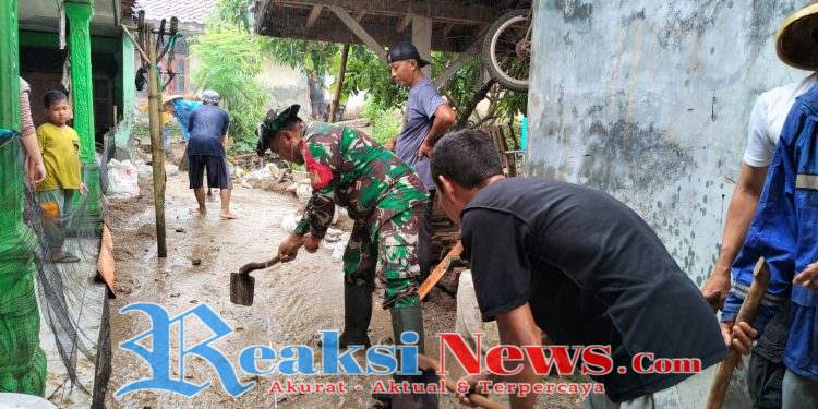 Sertu Iyan Koramil 2203/Warungkiara Pimpin Jumat Bersih Bersama Warga Desa Bojonggaling