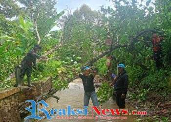 Babinsa Ubrug Sertu Nasulloh Koramil 2203/Warungkiara Bersama Warga Gelar Bakti Pembersihan Saluran Irigasi
