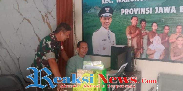 Serma Slamet Koramil 2203/Warungkkara Laksanakan Puldatater di Kantor Desa Girijaya