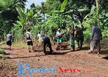 Babinsa Buanajaya Serka Wahyudi Koramil 2203/Warungkiara Bersama Warga Gelar Kerja Bakti Bersihkan Jalan Lingkungan