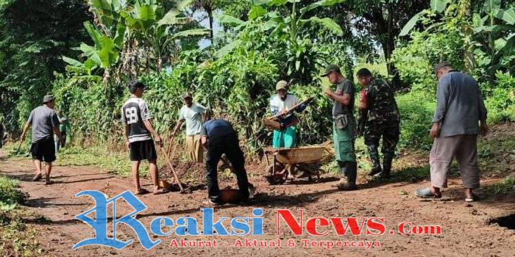 Babinsa Buanajaya Serka Wahyudi Koramil 2203/Warungkiara Bersama Warga Gelar Kerja Bakti Bersihkan Jalan Lingkungan