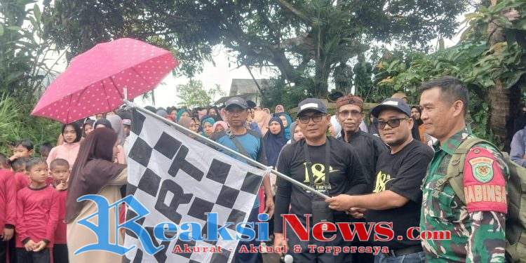 Serka Dodi Babinsa Tarisi Koramil 2203/Warungkiara Hadiri Gerak Jalan Santai Milad Desa Tarisi ke-18