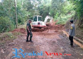 Polsek Nyalindung Laksanakan Kerja Bakti Bersihkan Rumah Warga dan Jalan Pascabanjir di Desa Bojongkalong