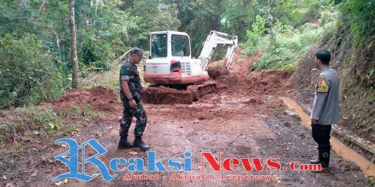 Polsek Nyalindung Laksanakan Kerja Bakti Bersihkan Rumah Warga dan Jalan Pascabanjir di Desa Bojongkalong