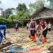 Respon Cepat Sat Samapta Polres Sukabumi Bersihkan Material Banjir dan Longsor di Nyalindung