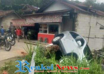 Mobil CR-V Tabrak Pembatas Warung di Warungkiara, Akibat Kelalaian Lupa Tarik Rem Tangan