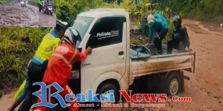 Hujan Deras Menguyur Sukabumi, Jalan Nasional Kiara 2 Sukabumi Tertutup Longsor, Satlantas Polres Sukabumi Gerak Cepat