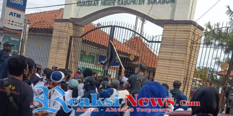 Diaga Muda Demo Kejari Sukabumi, Terkait Dugaan SPJ Fiktif Dinas DPPKB