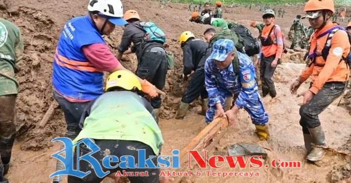 TNI AU Bergerak Cepat, Personel Lanud Husein Sastranegara Bantu Tangani Longsor di Cisarua Bandung Barat