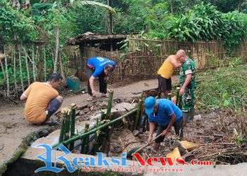 Babinsa Ubrug Sertu Nasruloh Koramil 2203/Warungkiara Gelar Kerja Bakti Bersama Warga