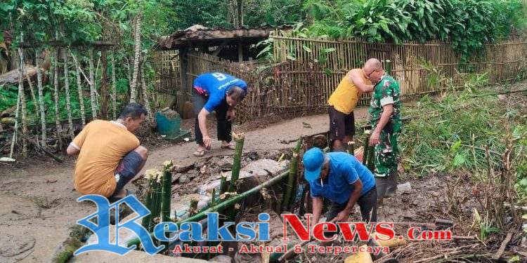 Babinsa Ubrug Sertu Nasruloh Koramil 2203/Warungkiara Gelar Kerja Bakti Bersama Warga