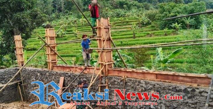 Babinsa Desa Tarisi Serka Dodi Koramil 2203/Warungkiara Dampingi Pembangunan Koperasi Desa Merah Putih