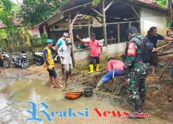 Babinsa Boyongsari Koptu Rafanto Koramil 2203/Warungkiara Bersama Warga Gelar Bakti Pembersihan Selokan