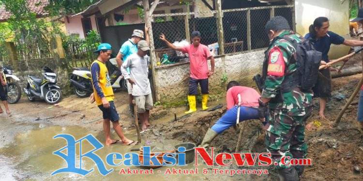 Babinsa Boyongsari Koptu Rafanto Koramil 2203/Warungkiara Bersama Warga Gelar Bakti Pembersihan Selokan
