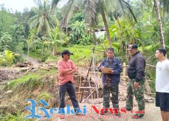 Babinsa Hegarmanah Serda Cahyana Koramil 2203/Warungkiara Dampingi Pengecekan Pengajuan Pembangunan Jembatan Program TNI AD