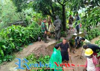 Sertu Iyan Koramil 2203/Warungkiara Pimpin Kerja Bakti Pembersihan Saluran Irigasi di Desa Bojonggaling