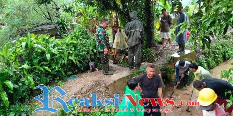 Sertu Iyan Koramil 2203/Warungkiara Pimpin Kerja Bakti Pembersihan Saluran Irigasi di Desa Bojonggaling