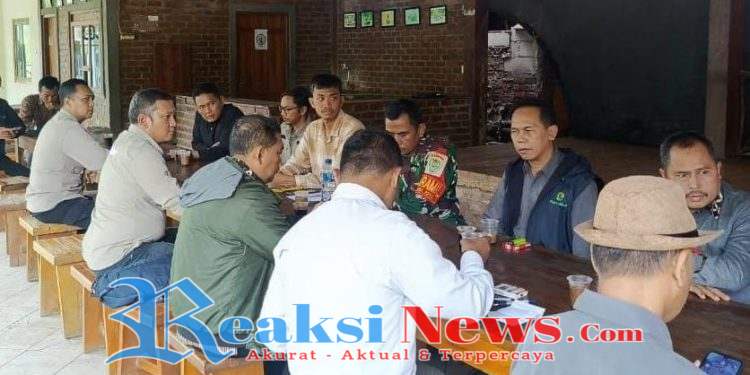 Danramil 2203/Warungkiara Kapten Inf Agus Rahman Gelar Komsos, Pererat Silaturahmi dengan Tokoh Masyarakat