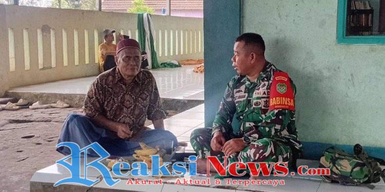 Serka Enceng Koramil 2203/Warungkiara Babinsa Sukaharja Laksanakan Komsos Bersama Tokoh Agama