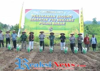 Dukung Program Ketahanan Pangan, Polres Sukabumi Berikan Bantuan Bibit Jagung dan Pupuk Kepada Poktan