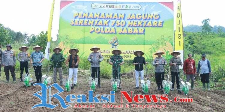 Dukung Program Ketahanan Pangan, Polres Sukabumi Berikan Bantuan Bibit Jagung dan Pupuk Kepada Poktan