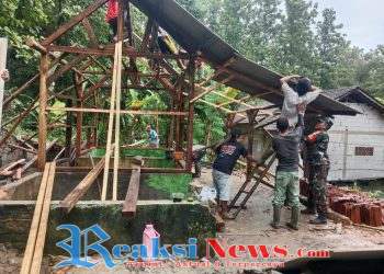 Serka Didik Susanto Babinsa Bantargadung Koramil 2203/Warungkiara Melaksanakan Kerja Bakti Pembuatan Pos Ronda