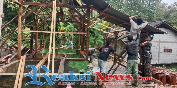 Serka Didik Susanto Babinsa Bantargadung Koramil 2203/Warungkiara Melaksanakan Kerja Bakti Pembuatan Pos Ronda