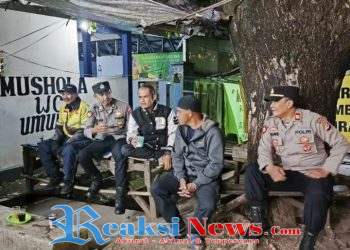 Patroli Malam Hari. Polsek Baros Berikan Himbauan Kamtibmas