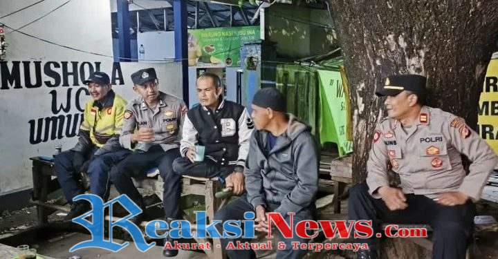 Patroli Malam Hari. Polsek Baros Berikan Himbauan Kamtibmas