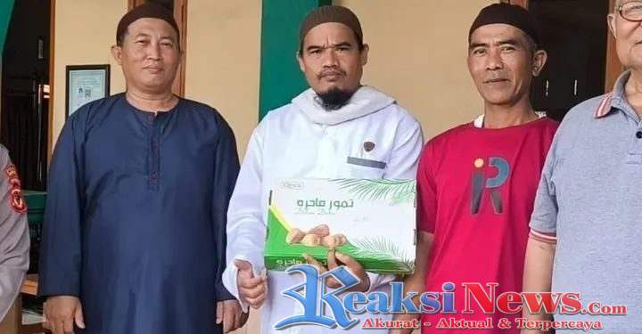 Ramadhan Prima Penuh Berkah. Polsek Baros bagi -bagi Takjil