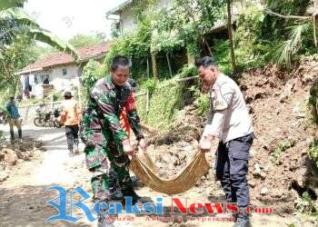 Sinergitas TNI–Polri, Peltu Andi Danpos Bantargadung Koramil 2203/Warkir Laksanakan Bakti Bersama Bhabinkamtibmas dan Warga Desa Boyongsari