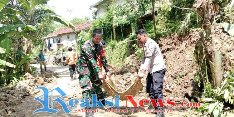 Sinergitas TNI–Polri, Peltu Andi Danpos Bantargadung Koramil 2203/Warkir Laksanakan Bakti Bersama Bhabinkamtibmas dan Warga Desa Boyongsari