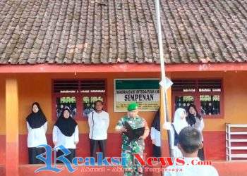 Babinsa Sukaharja Serka Enceng Koramil 2203/Warungkiara Jadi Pembina Upacara di MTs Insan Kamil, Tanamkan Disiplin dan Cinta Tanah Air