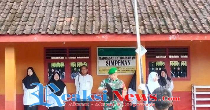 Babinsa Sukaharja Serka Enceng Koramil 2203/Warungkiara Jadi Pembina Upacara di MTs Insan Kamil, Tanamkan Disiplin dan Cinta Tanah Air