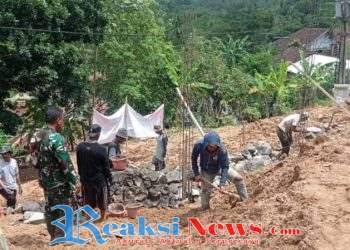 Sertu Ian Babinsa Bojonggaling Koramil 2203/Warungkiara Monitoring Pembangunan Koperasi Desa Merah Putih
