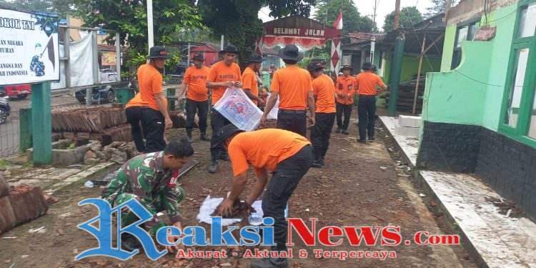 Anggota Koramil 2203/Warungkiara Bersama Relawan Mantab 03 Gelar Aksi Bersih-Bersih Makoramil