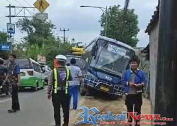 Insiden Kecelakaan Bus Terperosok, di Proyek Galian Pipa PDAM Tirta Jaya Mandiri Kab Sukabumi