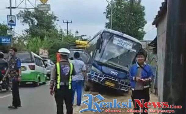 Insiden Kecelakaan Bus Terperosok, di Proyek Galian Pipa PDAM Tirta Jaya Mandiri Kab Sukabumi