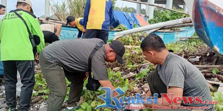 Jajaran Koramil 2203/Warungkiara Turun Tangan Bersihkan Pantai Palabuhanratu Bersama Forkopimda